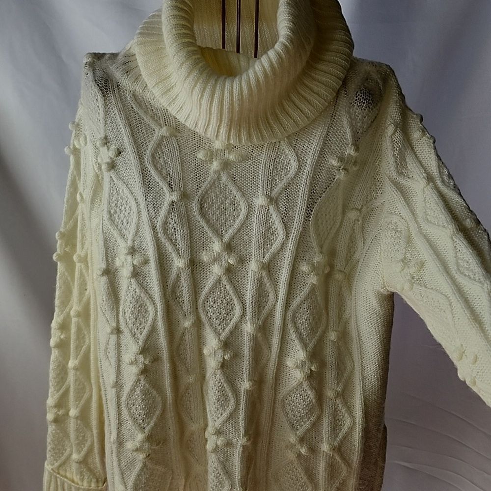 Gretchen Scott Airy Knit Popcorn Knot Stitch Cable Knit Cowl Neck Collar